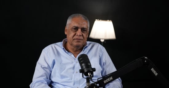 نقاب على وجه الخيانة.. عامل ينهي حياة ولي نعمته بسيناريو سينمائي مرعب.. الطمع حوّل المتهم إلى سفاح يقتل ولي نعمته.. تخفى في ملابس نسائية وتخلص منه وسرق المجوهرت في لقمة عيش مسمومة بالمكر.. فيديو