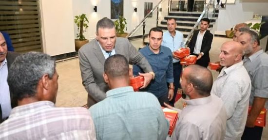 محافظ جنوب سيناء يلتقي عمال النظافة ويشيد بدورهم في الحفاظ على المظهر الحضاري