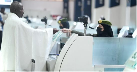 جوازات ميناء جدة تستقبل المعتمرين وتُنهي إجراءات دخولهم بيسر