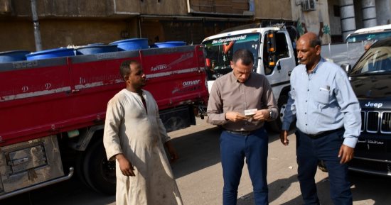 محافظ أسوان يتابع الانضباط المروري والرقابة على محطات الوقود