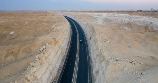 كنا فين وبقينا فين.. قطاع الطرق بالمنيا شريان حياة يربط الشرق بالغرب.. محاور وكبارى تختصر الوقت وتدعم حركة التجارة.. وازدواج الطرق الصحراوية يسهل الرحلات ويقلل زمن الانتقال.. صور