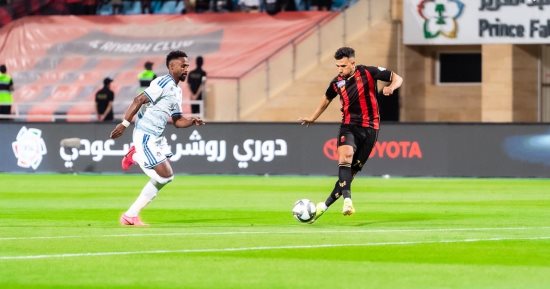 التعادل السلبي يحسم الشوط الأول من مباراة الرياض ضد نيوم