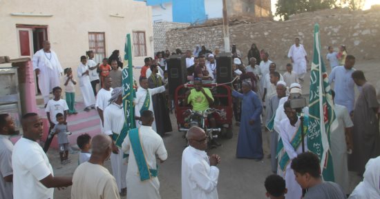 انطلاق موكب دورة المولد النبوي لأهالي النوبة في جزيرة تنقار بأسوان.. فيديو