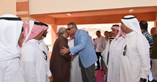محافظ جنوب سيناء يبحث مع مشايخ وعواقل دهب مطالب المواطنين وخطة تطوير المدينة