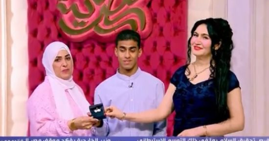 هبة عبد الفتاح تهدى قلادة جوهرة مصرية لنجم احتفالات «قادرون باختلاف» ووالدته