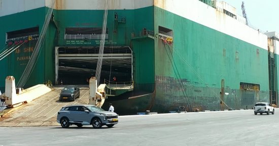مينائي شرق وغرب بورسعيد يستقبلان 906 سيارات عبر سفينتي دحرجة خلال 48 ساعة