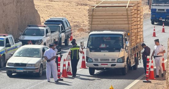 حملات مرورية مكثفة تضبط المخالفات على الطرق الصحراوية والسريعة بسوهاج.. صور