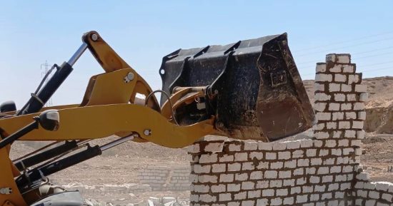 إزالة التعديات على أراضى الدولة بإدفو بأسوان ورفع كفاءة الإنارة بنصر النوبة