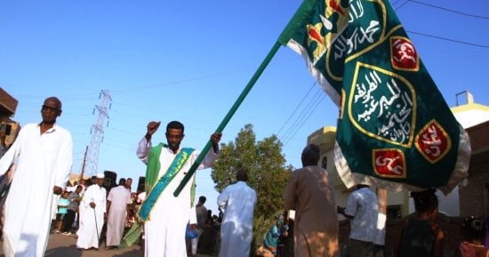 جزيرة تنقار تحتفل بالمولد النبوى وسط أجواء نوبية ساحرة.. مسيرة بالرايات الخضراء تجوب الشوارع المطلة على النيل.. السيدات يطلقن الزغاريد والأسر تستقبل المشاركين بالعصائر.. والمدائح النبوية تملأ المكان فرحًا