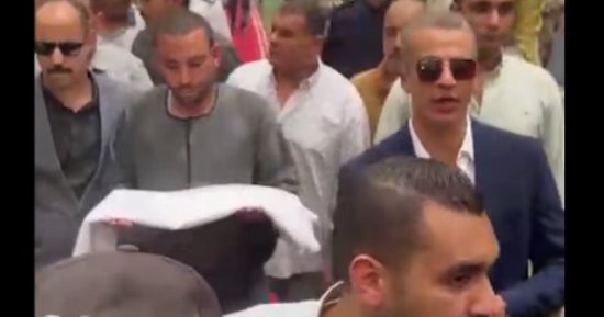دخل بكفنه لإنهاء خصومة ثأرية بين عائلتين في قنا.. فيديو