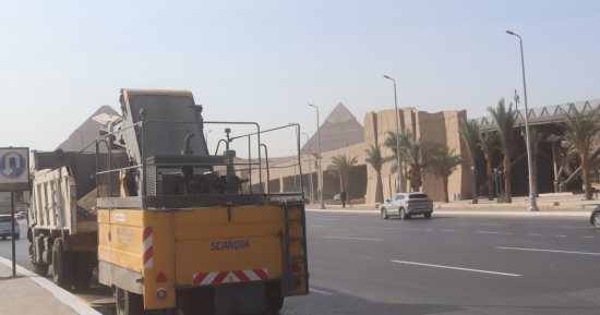 رفع كفاءة وتجميل محيط المتحف الكبير ومدخل الأهرامات بالجيزة.. صور