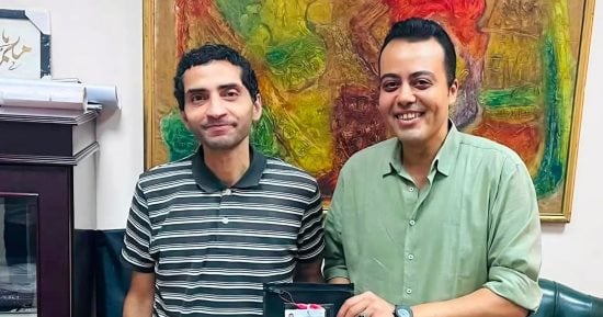 لجنة الحج بنقابة الصحفيين تسلم تأشيرة وبرنامج رحلة العمرة المجانية لعبدالرحمن مجدي موظف مشروع العلاج
