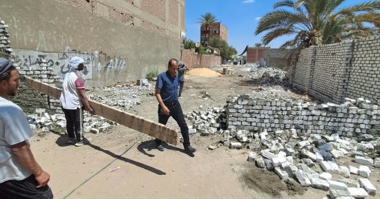 إزالة مخالفات بناء ورفع 340 طن قمامة فى حملات مكثفة بأبو النمرس.. صور