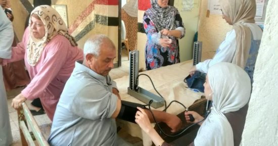 قافلة طبية لـ "حياة كريمة"  تخدم 766 مواطناً بكفر أبو الديب في الشرقية