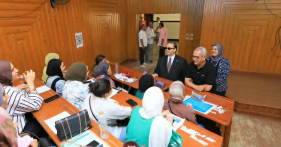 رئيس جامعة كفر الشيخ الأهلية يتفقد اختبارات القدرات بكلية الفنون والتصميم