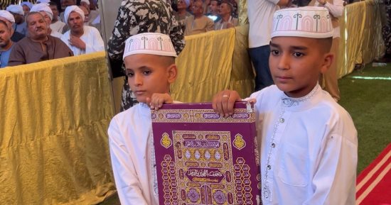 ببركة القرآن هنعيش في سلام.. أطفال يتقدمون صلح قودة حاملين كتاب الله بقنا