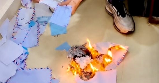 ادعوا لأبويا.. نجل تاجر بالبحيرة يتنازل عن مستحقات والده بعد وفاته ويحرق إيصالات الأمانة