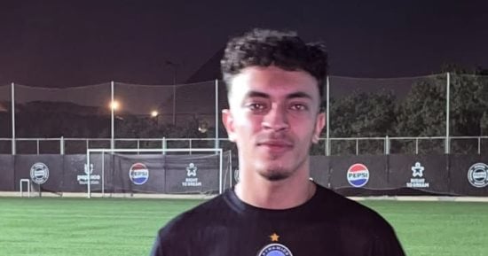 محمد مصطفى ميدو يوقع عقود انضمامه لبيراميدز ويحتفظ بصورة والدته الراحلة