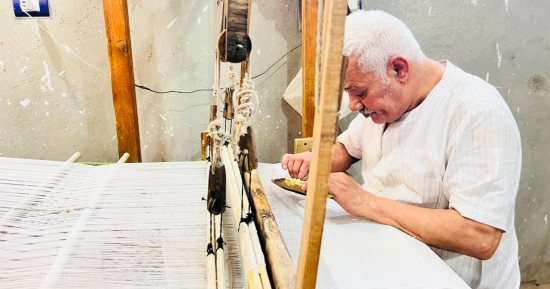 بعد سنوات الغربة بالخليج.. "عبود" يعود إلى النول اليدوي للحفاظ على تراث الفركة في قنا.. صور