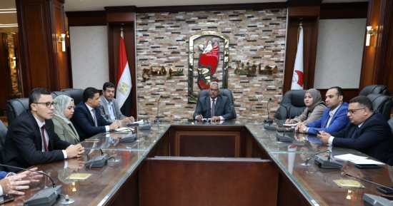 نائب محافظ سوهاج يبحث آليات تنفيذ قافلة شاملة ضمن مبادرة إيد واحدة بقرية بناويط