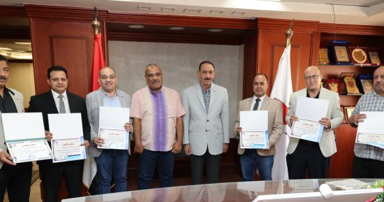 محافظ سوهاج يكرم عددا من أوائل المتدربين ببرامج مركز التنمية المحلية بسقارة