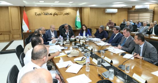 محافظ الجيزة يوجه بتكثيف الرقابة على الأسواق وتوسيع معارض السلع المخفضة