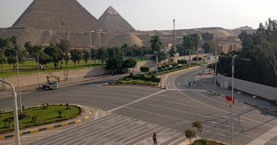 الجيزة تجمل وترفع كفاءة الطرق المؤدية للمتحف الكبير والأهرامات.. صور