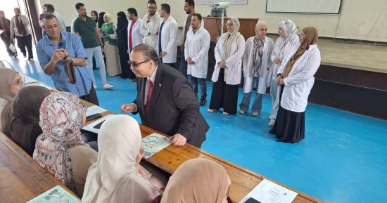 رئيس جامعة كفر الشيخ يتفقد الكشف الطبى للطلاب الجدد
