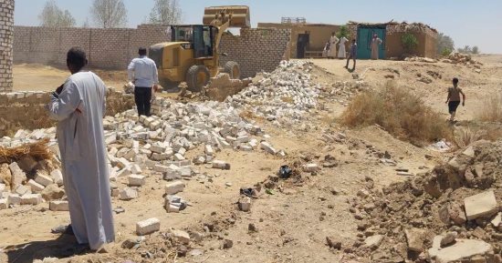 مدينة إسنا تنفذ حملات إزالة تعديات على أملاك الدولة بعزبة علي بدر ضمن الموجة الـ30.. صور