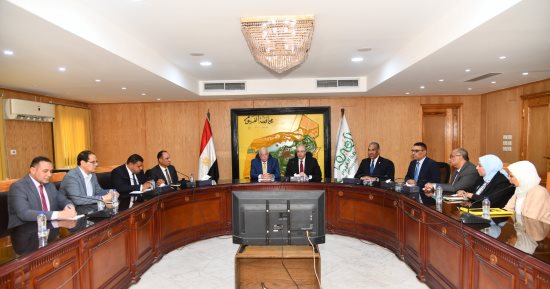 محافظ الفيوم ومستشار رئيس الجمهورية يبحثان تحديات الطرق والكهرباء والصرف الصحى