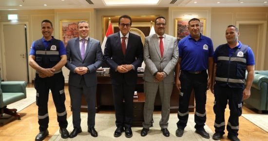 وزير الصحة يُكرم أبطال الإسعاف لإنقاذهم حياة أب.. استجابوا لنداء طفل فى 6 دقائق