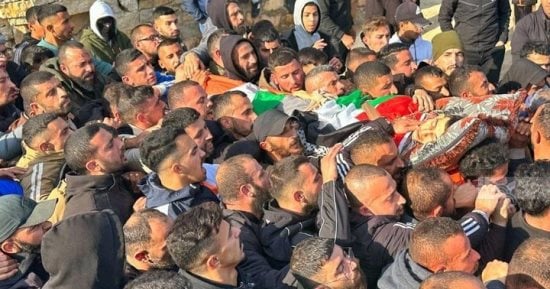 استشهاد فلسطيني متأثرا بجروح إثر قصف إسرائيلي استهدف نازحين جنوب قطاع غزة