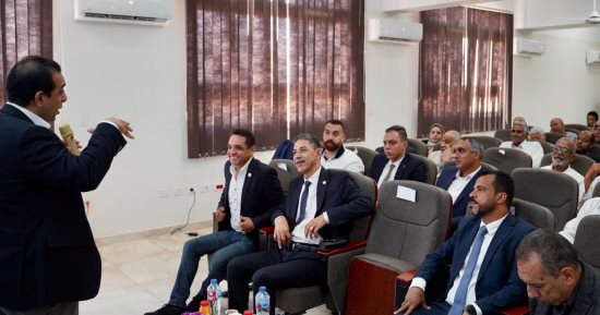 محافظة قنا تبحث مع هيئة موانئ أبوظبي سبل دعم حركة التجارة والصادرات