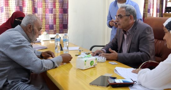 محافظ الإسماعيلية يستمع لشكاوى الأهالي ويوجه بحلول عاجلة