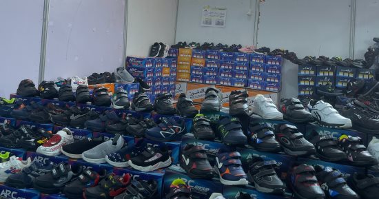 كوتشى أطفال بـ100 جنيه.. عروض وتصفيات على الأحذية فى معرض أهلا مدارس بفيصل