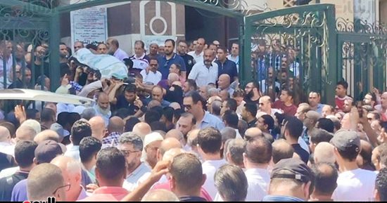 السيرة الطيبة أطول من العمر.. أهالى البحيرة يشيعون جنازة "صيدلى الغلابة" بدمنهور.. فيديو