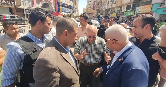 محافظ شمال سيناء يتفقد شوارع العريش ويلتقي المواطنين للاستماع إلى مطالبهم