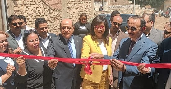 «يوم فى حضرة الخير».. 35 ألف مستفيد من قافلة «إيد واحدة» بقرية بناويط فى سوهاج.. التحالف الوطنى حول القرية لمحطة متكاملة للخدمات.. ونبيلة مكرم: القوافل تصل بالدعم للمواطنين فى أماكنهم.. صور