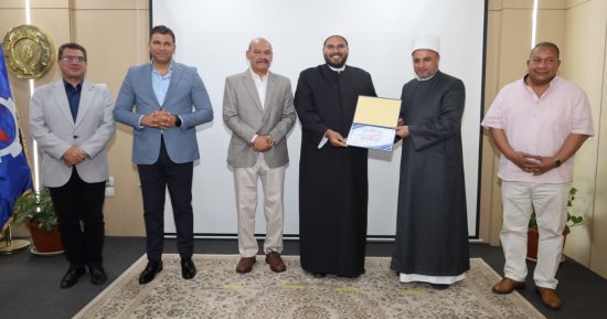 محافظ السويس يكرّم أئمة المحافظة الفائزين فى مسابقة «النجباء والمتميزين»