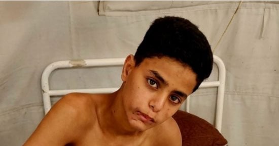 صرخة تامر جمعة.. طفل نجا من القصف ولم تنج طفولته من آثار الحرب داخل غزة