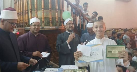 «أوقاف سوهاج» تُكرّم أطفال البرنامج الصيفي بمسجد الحق