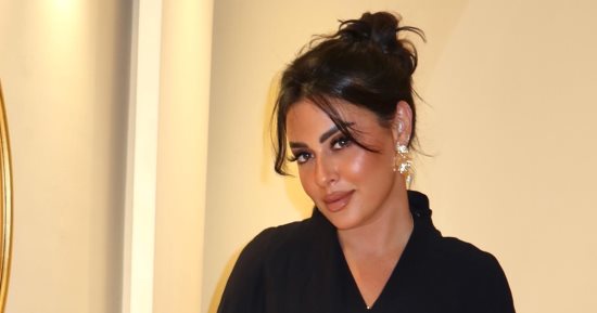 إطلالة بالأسود ولمسات ذهبية.. ميرنا نور الدين تشارك جمهورها جلسة تصوير 