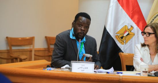 الكينى جون ناماى: الأرض ليست خلفية للعرض بل شريك فى صناعة السرد