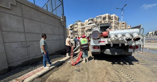 مياه القناة تواصل إصلاح كسر خط طرد محطة الضواحي الجديدة ببورسعيد