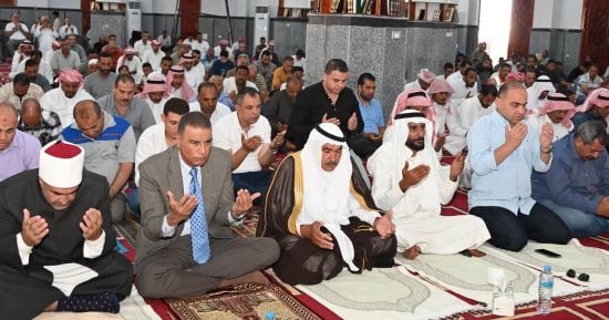 محافظ جنوب سيناء يؤدي صلاة الجمعة بنويبع.. ودعوات بالرحمة لضحايا حادث الأتوبيس