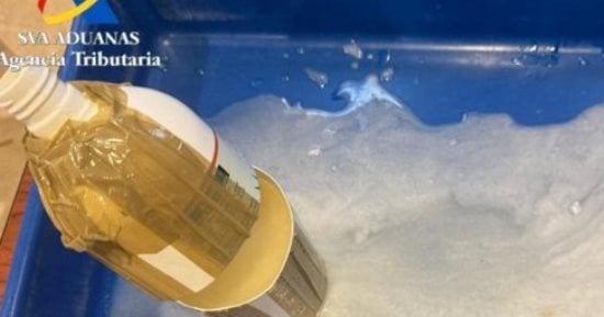 كوكايين سائل داخل الشامبو.. إحباط تهريب 8.2 كجم بمطار فالنسيا