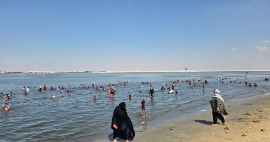 أجمل شواطئ الإسماعيلية.. شاهد أعمال تطوير شاطئ الفيروز وإقبال كبير من المصيفين