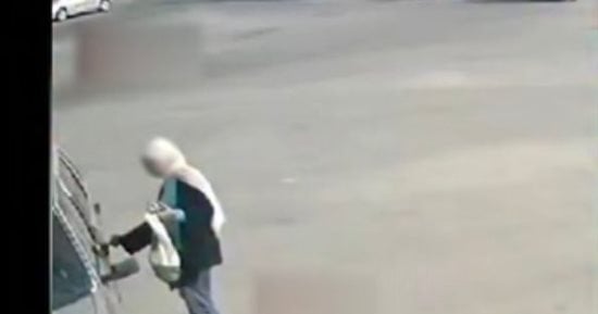 حالة وفاة تتسبب في قيادة سيدة سيارة بالخطأ لحضور مراسم الجنازة   