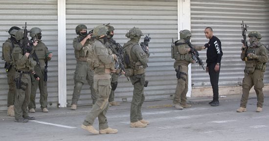 الاحتلال الإسرائيلي يعتقل شابا فلسطينيا ويبعد فلسطينيين عن القدس والأقصى