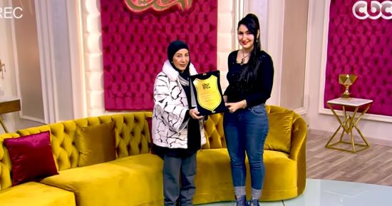 هبة عبد الفتاح تهدي نجوى مؤمن درع المبدعين في برنامج جوهرة مصرية